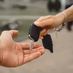 Przekazanie kluczyka samochodowego. Zastanawiasz się, ile kosztuje dorobienie klucza?