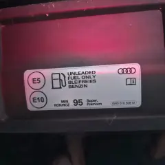 Naklejka informuje o paliwie do silnika 1.8 TFSI: E5, E10, min. 95 oktanów.