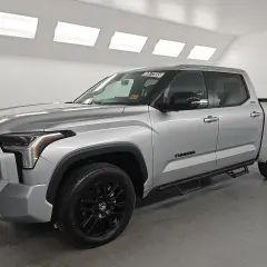 Srebrna Toyota Tundra z czarnymi felgami, gotowa na każdą wyprawę, nawet w trudny teren.