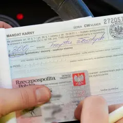 Mandat karny na 300 zł i dowód osobisty. Czy trzeba mieć prawo jazdy przy sobie? To pytanie zadaje sobie wielu kierowców.