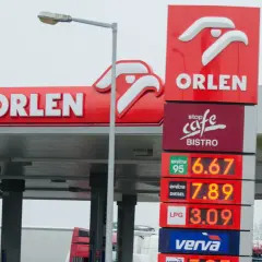 Znak Orlen z cenami paliw: benzyna 6.67, diesel 7.89, LPG 3.09. Jesień tak jak lubisz.