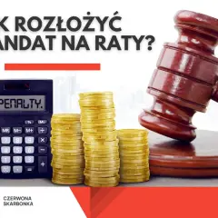 Jak rozłożyć mandat na raty? Kalkulator z napisem "PENALTY", stosy monet i młotek sędziowski sugerują, że to temat finansów i prawa.