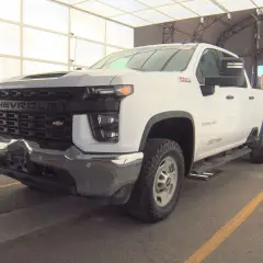 Biały Chevrolet Silverado 2500 HD, jeden z wielu imponujących chevrolet modele, gotowy do pracy.
