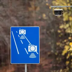Znak informuje o odcinkowym pomiarze prędkości na A4. Uważaj na kamery rejestrujące Twoją jazdę.