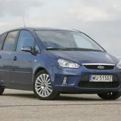Niebieski Ford C-Max 1.6 benzyna z polskimi tablicami WU 51507 zaparkowany na betonowym placu.