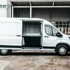 Biały Maxus Deliver 9 z otwartymi drzwiami, gotowy do załadunku.