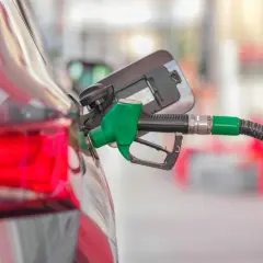 Tankowanie mojego Kia Ceed 1.6 benzyna. Zielona dysza dystrybutora wlewa paliwo do baku.
