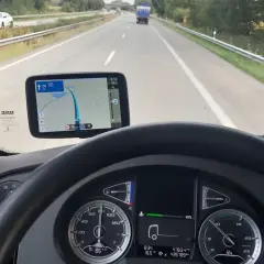 Nawigacja dla ciężarówki: Jak wybrać i nie wpaść w kłopoty?