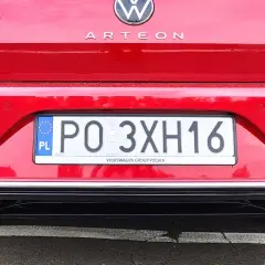 Czerwony Volkswagen Arteon eHybrid z polską tablicą rejestracyjną PO 3XH16.