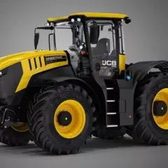 Potężny, żółto-czarny traktor JCB Fastrac z dużymi, terenowymi oponami i żółtymi felgami, gotowy do pracy na polu.