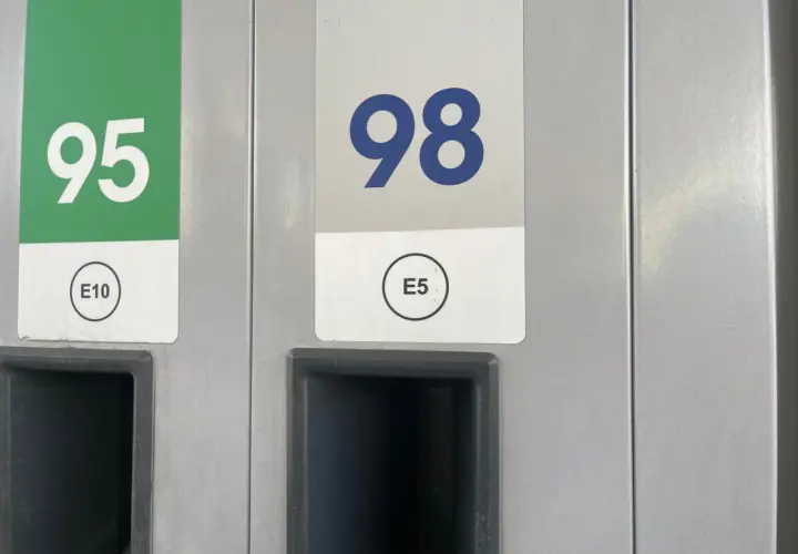 Dwa dystrybutory paliwa: z zieloną etykietą "95 E10" i białą "98 E5". Idealne dla silnika 1.5 ecoboost.