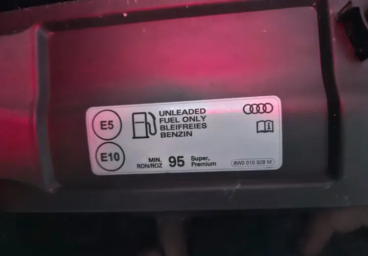 Naklejka informuje o paliwie do silnika 1.8 TFSI: E5, E10, min. 95 oktanów.