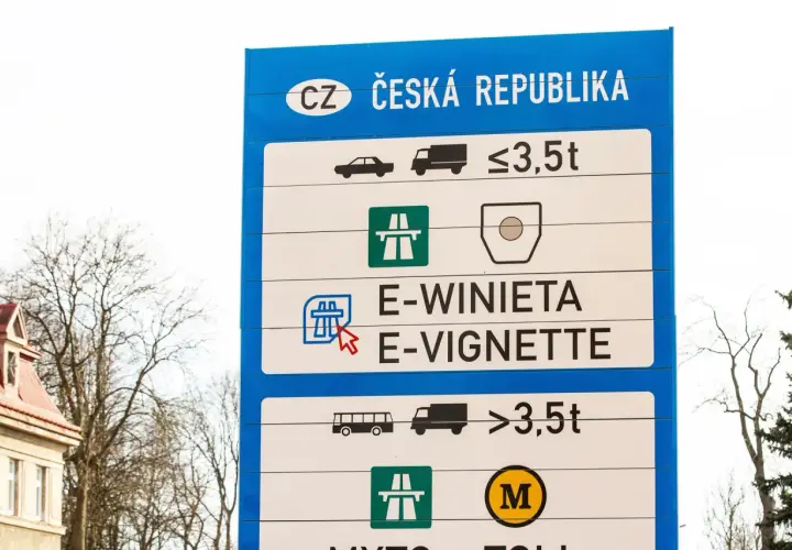 Tablica informacyjna w Czechach o opłatach drogowych. Winiety elektroniczne (e-winiety) dla pojazdów do 3,5 tony i powyżej.