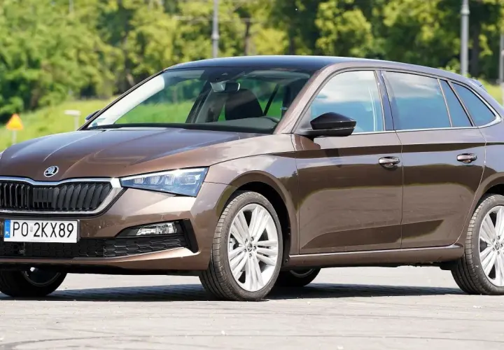 Brązowa Skoda Scala z czarnym dachem, zaparkowana na zewnątrz.