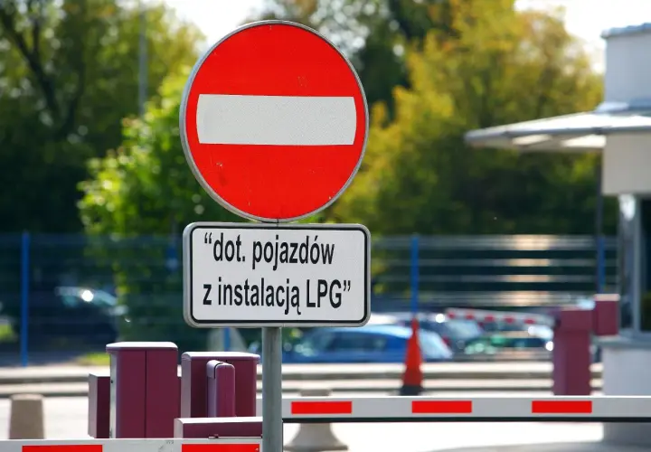 Znak B2 "zakaz wjazdu" z tabliczką informującą, że dotyczy pojazdów z instalacją LPG.