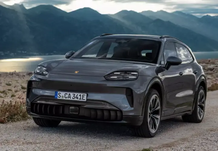 Nowy Porsche Cayenne 2025 w szarym kolorze, gotowy na przygodę wśród gór i jeziora.