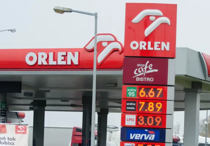 Znak Orlen z cenami paliw: benzyna 6.67, diesel 7.89, LPG 3.09. Jesień tak jak lubisz.