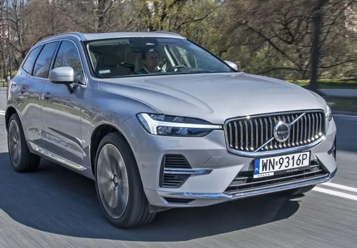 Srebrne Volvo XC60 w ruchu. Sprawdź aktualną volvo xc60 cena i wybierz swój wymarzony SUV.