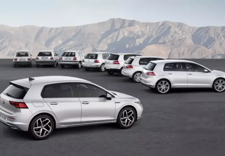 Ewolucja modelu golf 9. Rząd srebrnych samochodów, od klasycznych po nowoczesne, na tle gór.