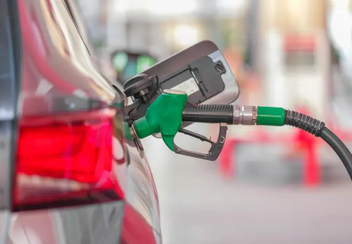 Tankowanie mojego Kia Ceed 1.6 benzyna. Zielona dysza dystrybutora wlewa paliwo do baku.