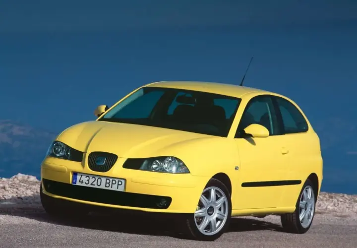 Żółty Seat Ibiza 1.4 benzyna na tle błękitnego nieba.