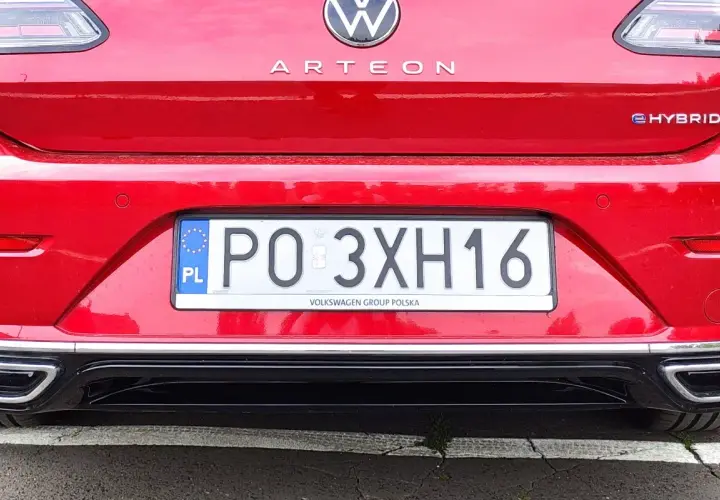 Czerwony Volkswagen Arteon eHybrid z polską tablicą rejestracyjną PO 3XH16.