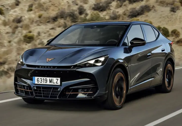 Ciemnoszary Cupra Tavascan jedzie po drodze. Sprawdź aktualną cupra tavascan cena i dowiedz się więcej o tym stylowym SUV-ie coupe.