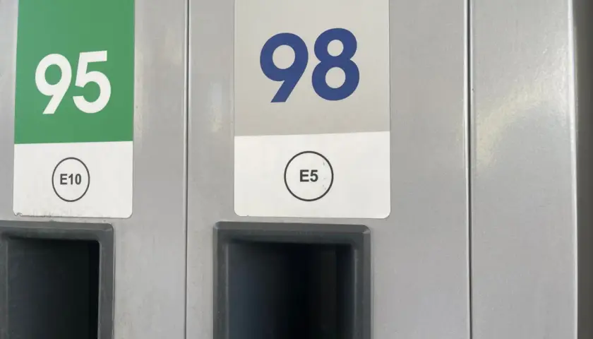 Dwa dystrybutory paliwa: z zieloną etykietą "95 E10" i białą "98 E5". Idealne dla silnika 1.5 ecoboost.