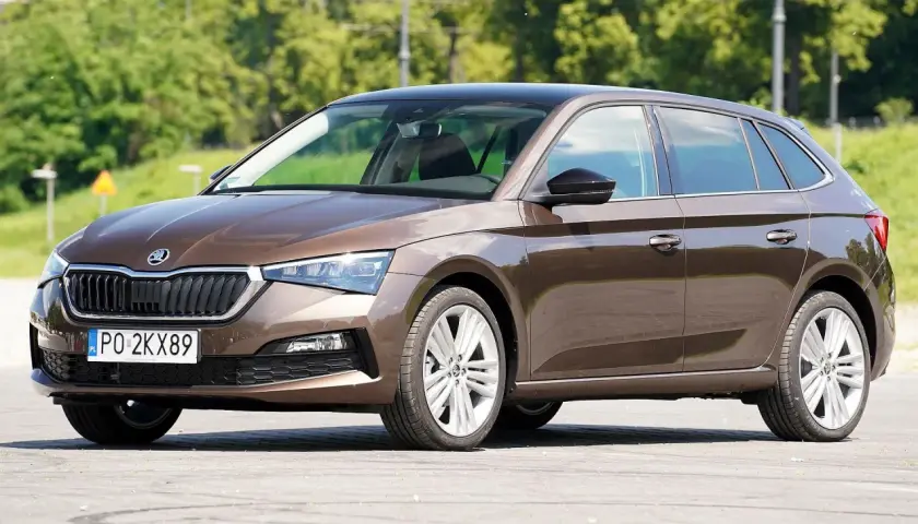 Brązowa Skoda Scala z czarnym dachem, zaparkowana na zewnątrz.