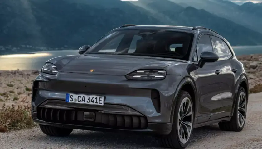 Nowy Porsche Cayenne 2025 w szarym kolorze, gotowy na przygodę wśród gór i jeziora.