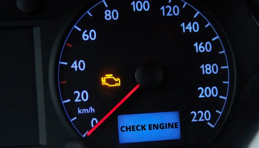 Kontrolka "Check Engine" świeci się na desce rozdzielczej. Dowiedz się, jak skasować błąd check engine bez komputera.