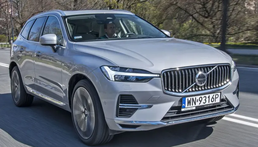 Srebrne Volvo XC60 w ruchu. Sprawdź aktualną volvo xc60 cena i wybierz swój wymarzony SUV.