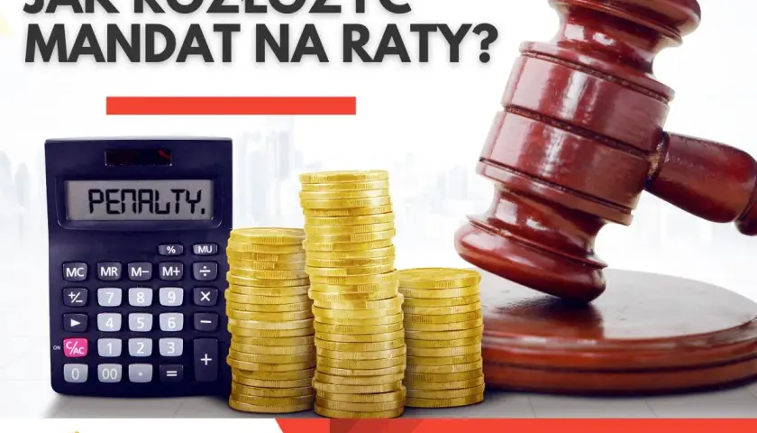 Jak rozłożyć mandat na raty? Kalkulator z napisem "PENALTY", stosy monet i młotek sędziowski sugerują, że to temat finansów i prawa.