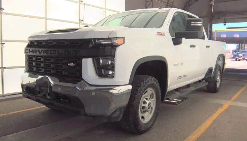 Biały Chevrolet Silverado 2500 HD, jeden z wielu imponujących chevrolet modele, gotowy do pracy.