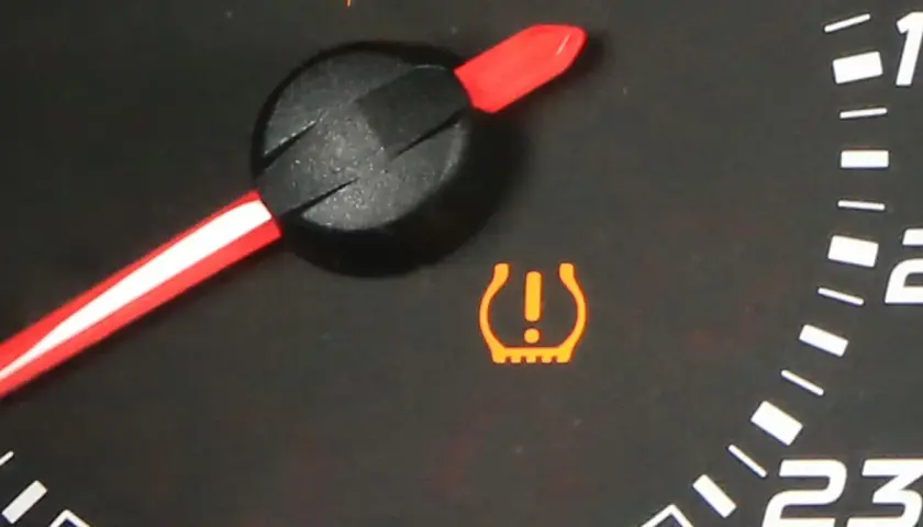 Pomarańczowa kontrolka TPMS co to? Oznacza niskie ciśnienie w oponach. Sprawdź ciśnienie, zanim wyruszysz w trasę.