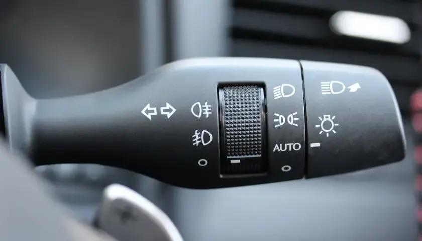 Przełącznik świateł w samochodzie: kierunkowskazy, światła mijania, drogowe, pozycyjne i AUTO.
