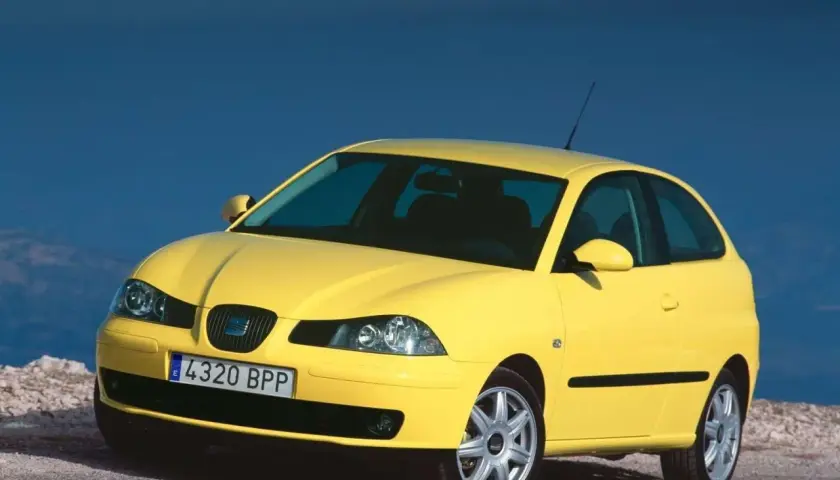 Żółty Seat Ibiza 1.4 benzyna na tle błękitnego nieba.