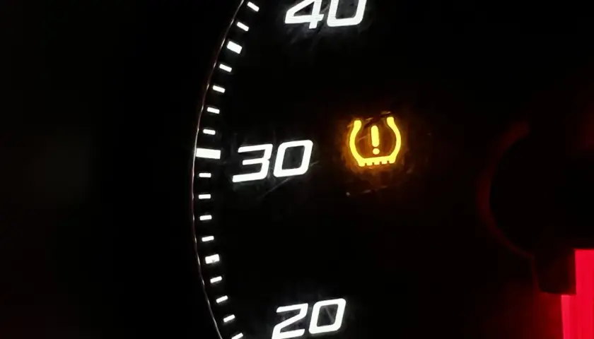 Żółta kontrolka ciśnienia opon świeci się na desce rozdzielczej, obok oznaczeń 30 i 40.