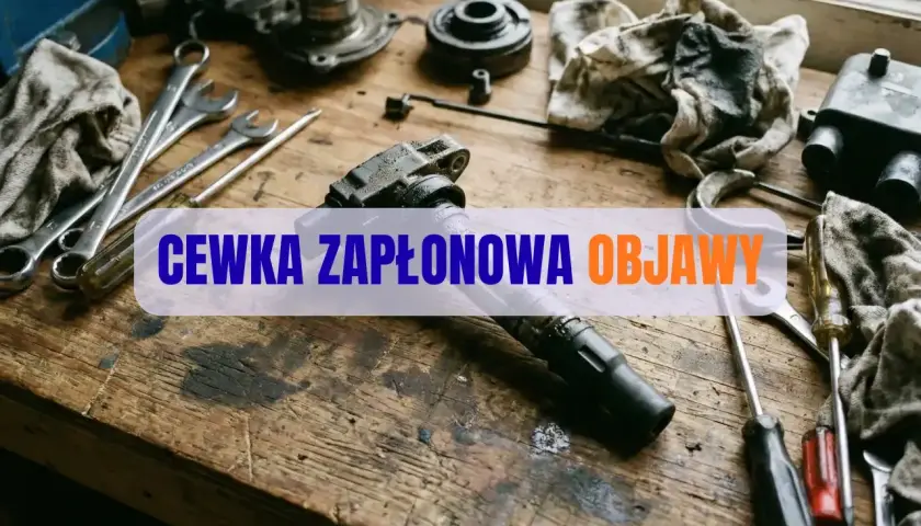 Warsztat samochodowy z narzędziami i częściami. Na stole leży cewka zapłonowa, a obok niej klucze i śrubokręty. Tekst: "Cewka zapłonowa objawy".