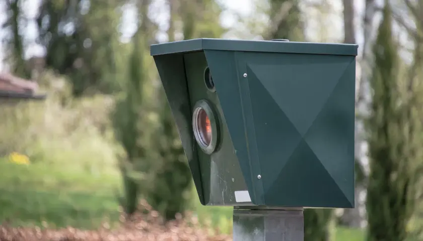 Zielony fotoradar czeka na kierowców przekraczających prędkość. Mandat z fotoradaru może być nieunikniony.