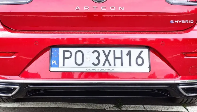 Czerwony Volkswagen Arteon eHybrid z polską tablicą rejestracyjną PO 3XH16.