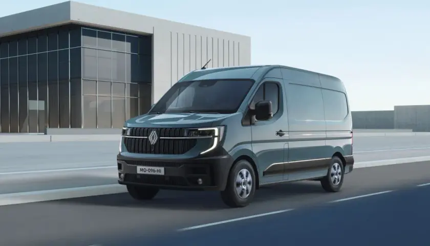 Nowy Renault Master 4 w kolorze morskim, z nowoczesnym designem, przemierza drogę obok futurystycznego budynku.
