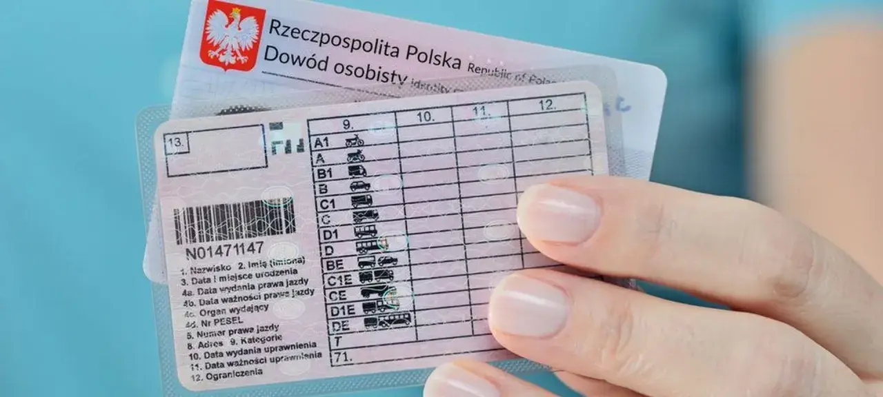 Polskie prawo jazdy z widocznymi kategoriami pojazdów, od motocykli po autobusy.
