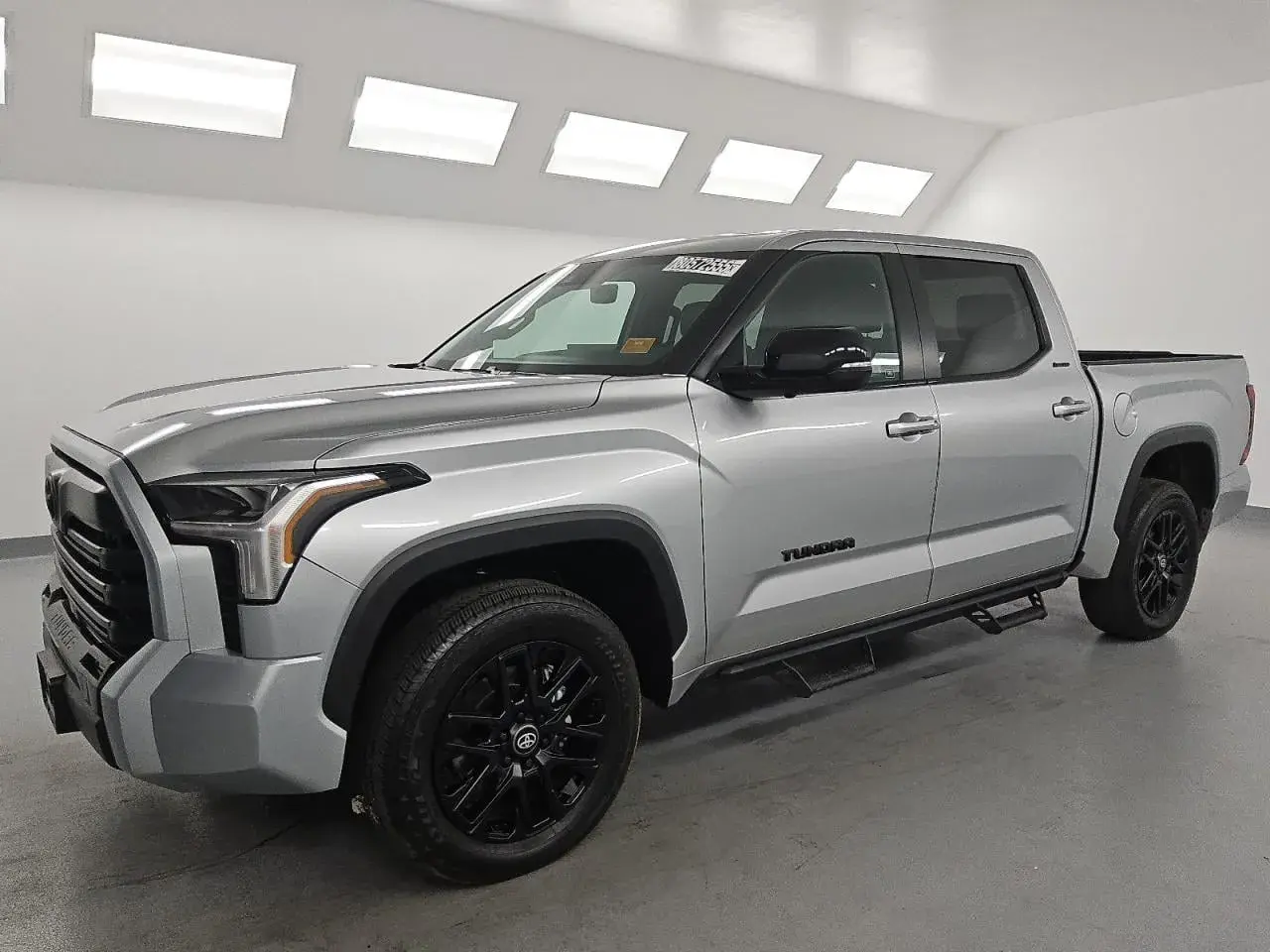 Srebrna Toyota Tundra z czarnymi felgami, gotowa na każdą wyprawę, nawet w trudny teren.