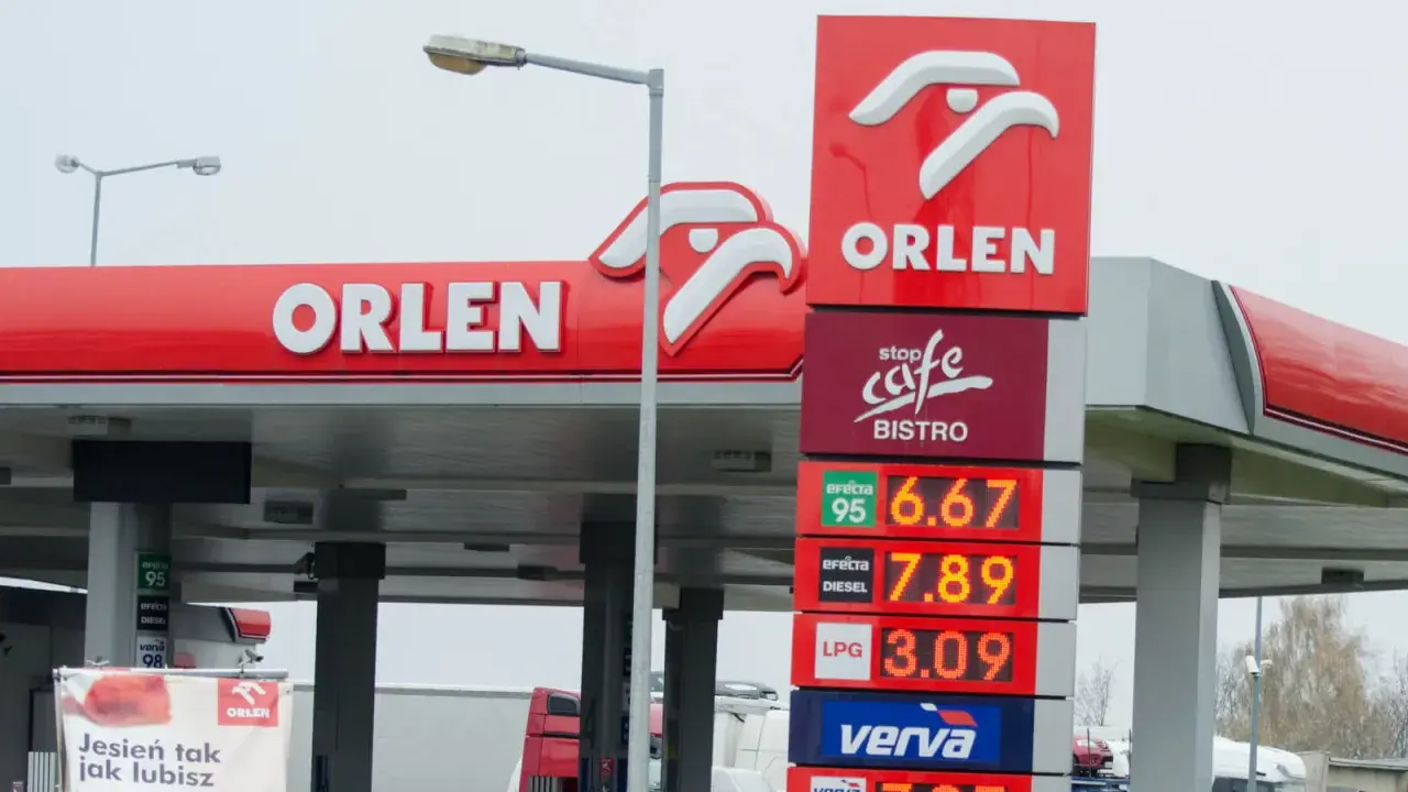 Znak Orlen z cenami paliw: benzyna 6.67, diesel 7.89, LPG 3.09. Jesień tak jak lubisz.