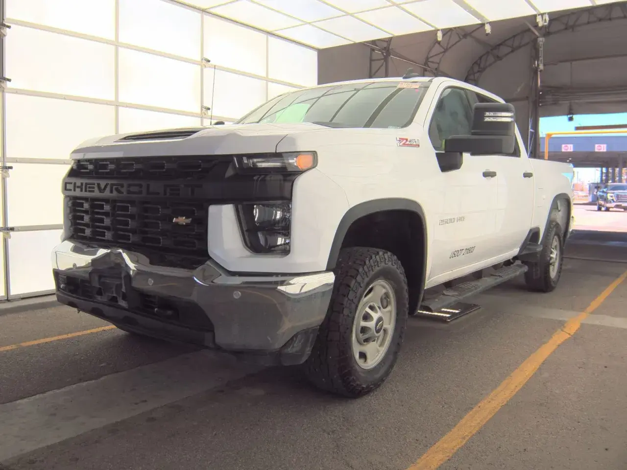 Biały Chevrolet Silverado 2500 HD, jeden z wielu imponujących chevrolet modele, gotowy do pracy.