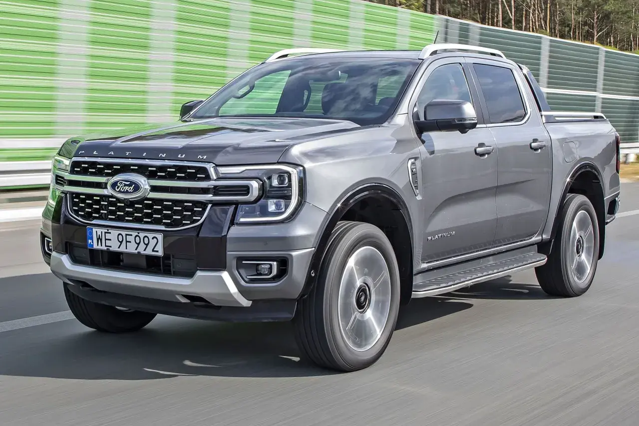 Szary Ford Ranger Platinum, jeden z najnowszych ford modele, jedzie po drodze.