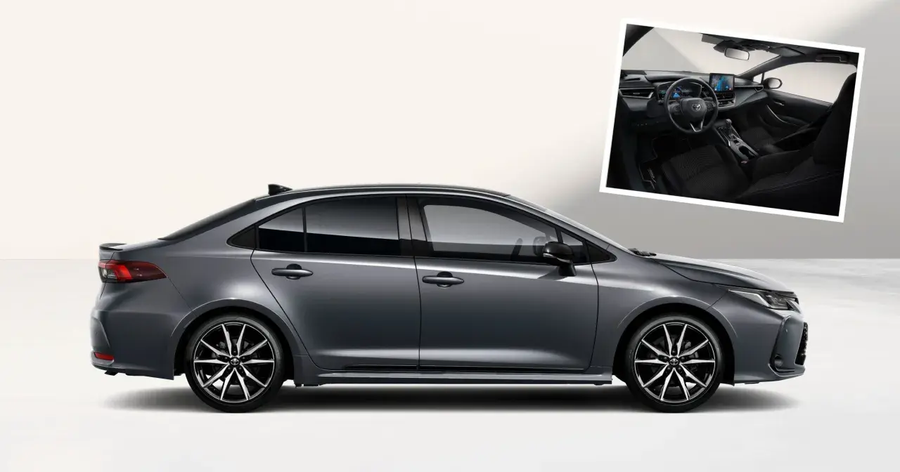 Szary sedan Toyota Corolla, jeden z wielu nowoczesnych modeli Toyoty, z widokiem wnętrza.