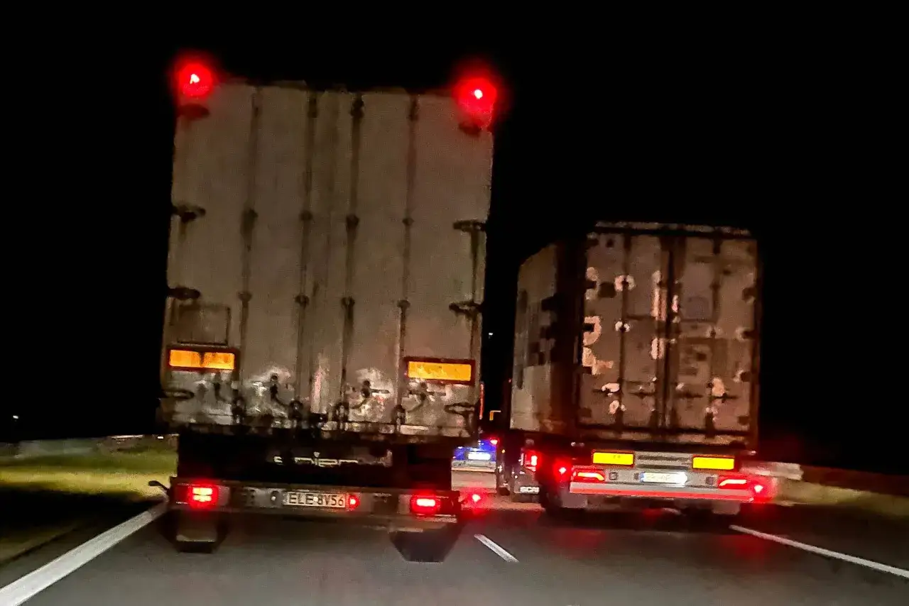 Ciężarówki wyprzedzające w nocy autostrada