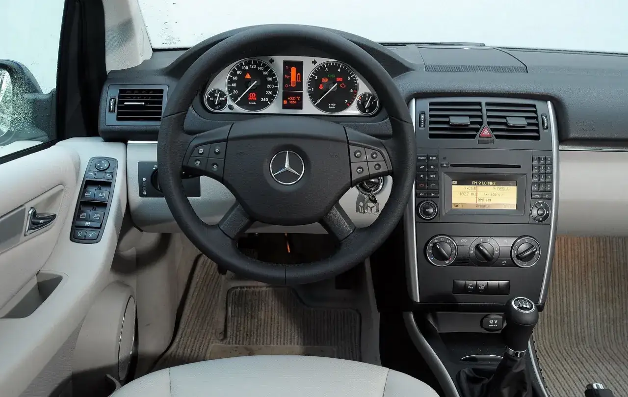 Mercedes Klasa B W245 wnętrze